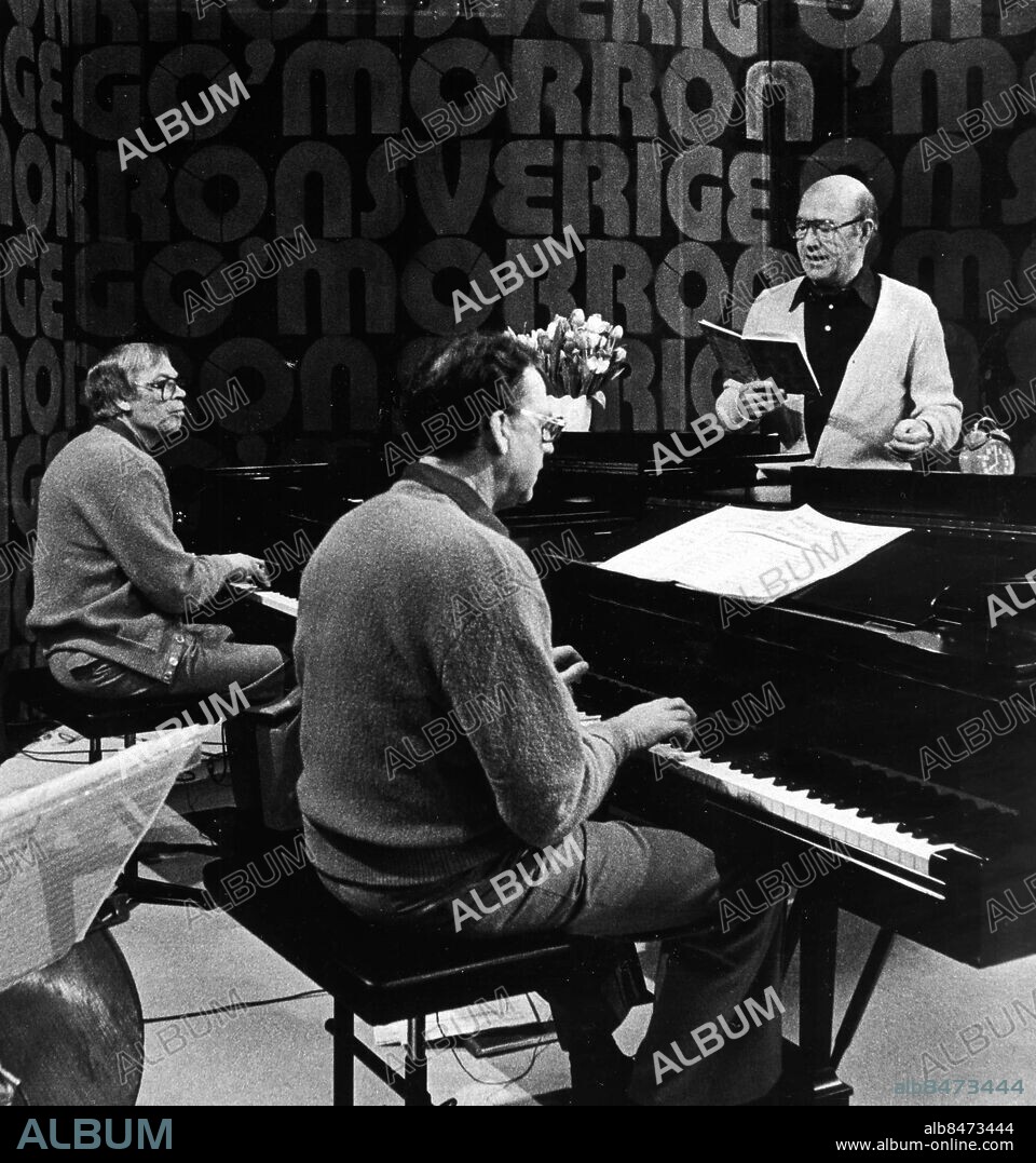 GÖTEBORG 1978-06-14.. Lennart Hyland i programmet Gomorron Sverige - här tillsammans med dubbelpianisterna Stig Holm och Arvid Sundin. *** Local Caption *** GP Foto: Jarl Ahlström / Kamerareportage / TT / Kod: 2524.