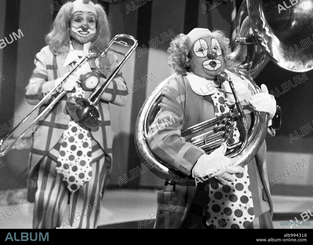 ANDRES PAJARES y FERNANDO ESTESO en PADRE NO HAY MAS QUE DOS, 1982, dirigida por MARIANO OZORES. Copyright IZARO FILMS.