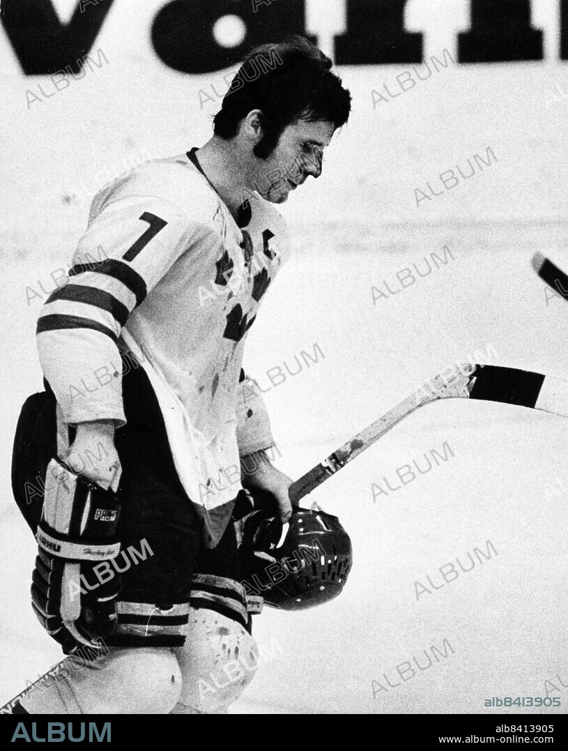 STOCKHOLM 1972-10-06. Swedens Lars-Eric Sjoberg after having his nose broke by Team Canadas Vic Hadfield during a "friendly" ice hockey game in Stockholm, Sweden October 6, 1972. Foto: Sven Erik Sjoberg / DN / SCANPIX / Kod: 206. ** SVD OUT **.