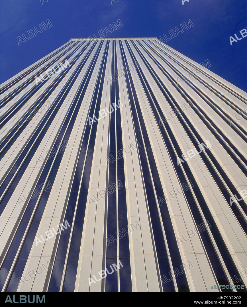 MINORU YAMAZAKI. TORRE PICASSO VISTA DESDE ABAJO -.