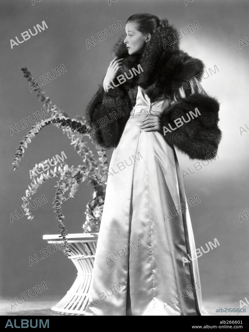 KATHARINE HEPBURN en CORAZONES ROTOS, 1935 (BREAK OF HEARTS), dirigida por PHILIP MOELLER. Copyright RKO / BACHRACH, ERNEST. Vestuario diseñado por Bernard Newman.