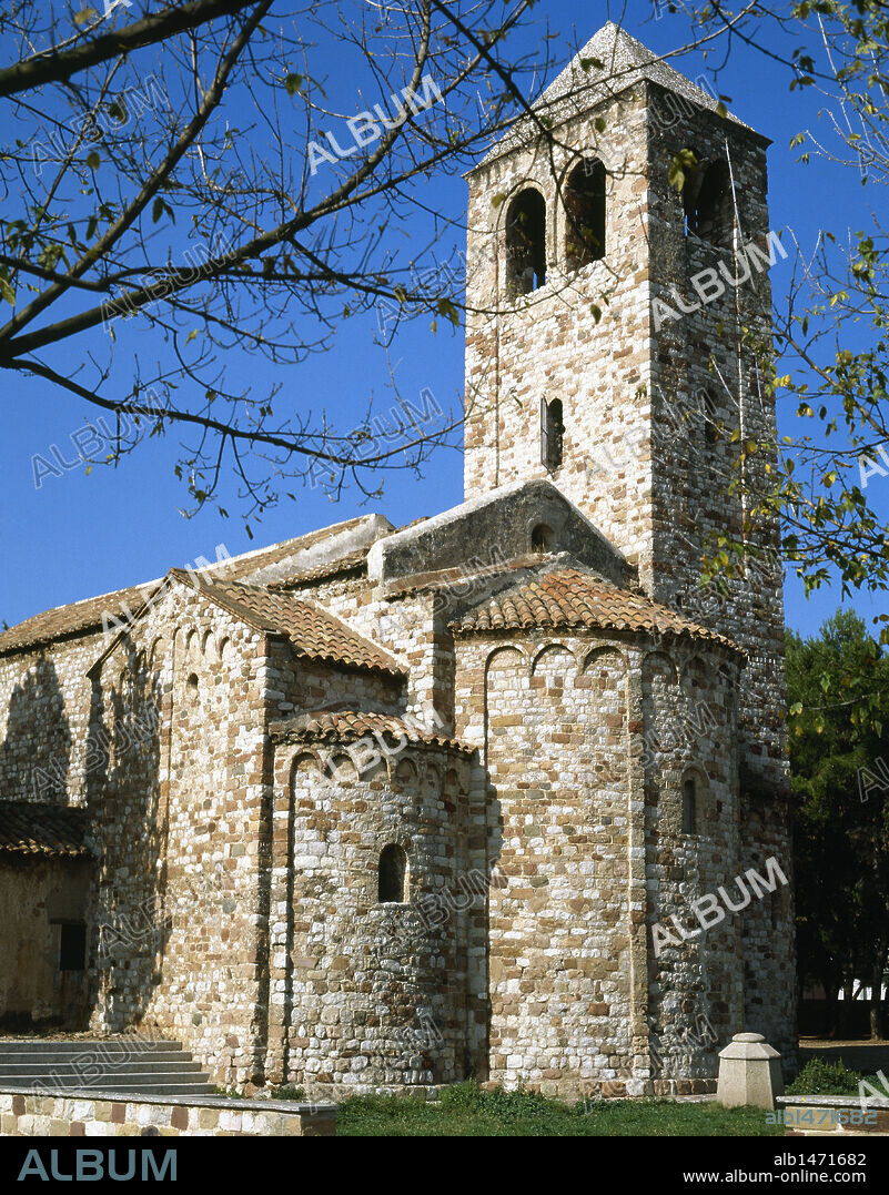 ARTE ROMANICO. ESPAÑA. IGLESIA DE SANTA MARIA DE BARBERA. Edificio románico de una nave y con transepto, tres ábsides y un campanario situado en el brazo derecho del transepto. Vista del exterior. BARBERA DEL VALLES. Provincia de Barcelona. Cataluña.