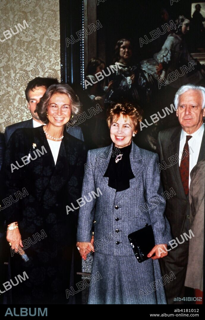 MADRID, 26-10-1990.- La Reina doña Sofía y Raisa Gorbachov visitan el Museo del Prado.EFE.