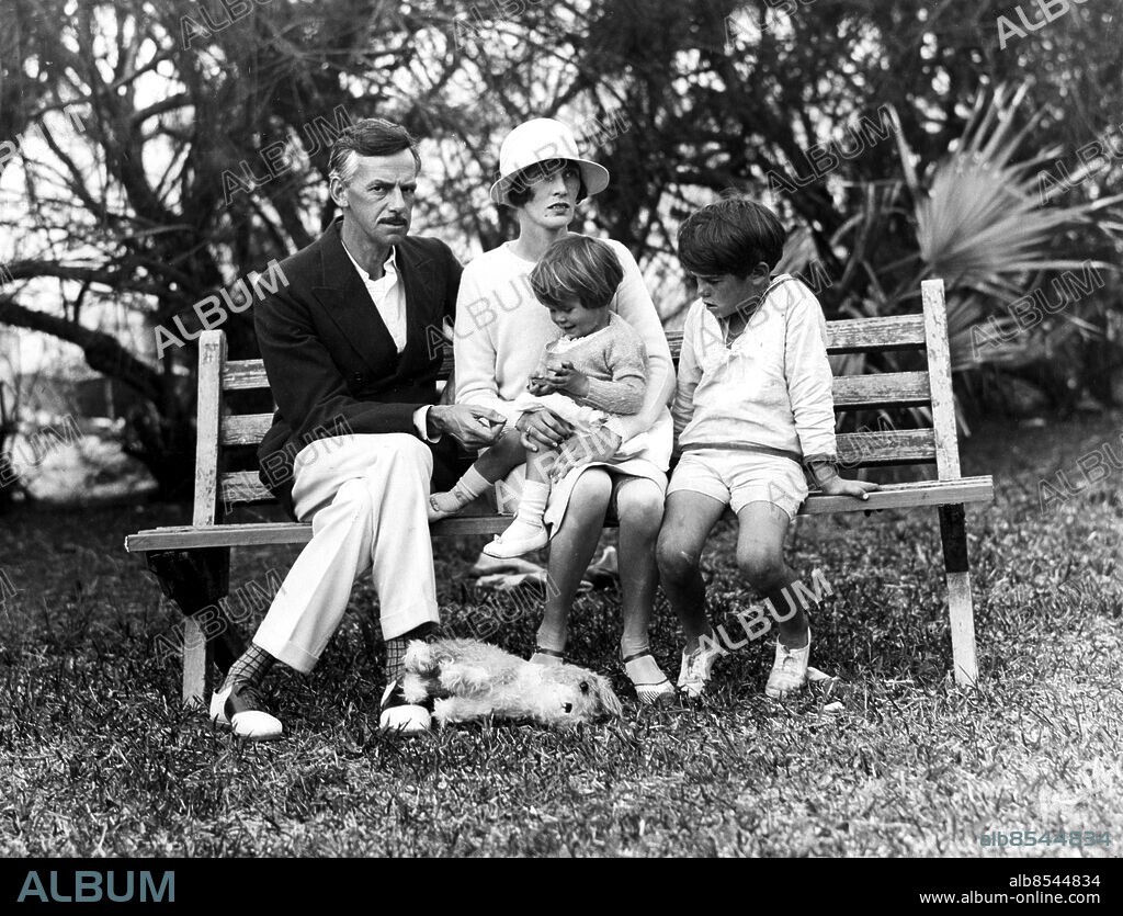 Orig. bildtext... FAMOUS PLAYRIGHT AND FAMILY WINTERING IN BERMUDA. Hamilton, Bermuda. Eugene O'Neil, the celebrated playwright, Mrs O'Neil and their son, Shane, and daughter, Ona, are spending the winter at the new O'Neil home at Spithead, near Hamilton, Bermuda. Mr. O'Neil's latest play Lazarus laughed will open in Chicago in March. Photo shows the O'Neil family - Mr and Mrs O'Neil with their daughter, Ona, and son, Shane. Orig. bildtext... EUGENE O'NEILL LITTERATURPRISTAGARE 1936. Vår bild visar O'Neill, hans fru, sonen Shane och dottern Ona i deras hem i Spithead nära Hamilton på Bermuda. Orig. bildtext... CHAPLIN OMGIFT MED ADERTONÅRING. Enligt telegram från Los Angelse har Charlie Chaplin gift sig med Mona O'Neill, en 18-årig dotter till Nobelpristagaren Eugene O'Neill med familj /år 1927/. Anm. Nobelpriset i litteratur 1936 Författare persons: OONA O'NEILL;SHANE O'NEILL;EUGENE O'NEILL sites: USA.