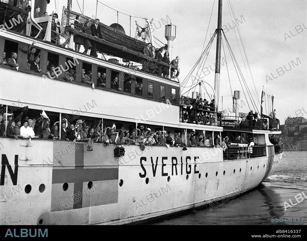 STOCKHOLM 1945-08-18. Den tyska legationen med omkring 163 personer lämnar Sverige med ångfartyget Regin från Skeppsbron i Stockholm 18:e augusti 1945.. Foto: Dagens Nyheter / TT / Kod: 192. **SvD OUT**.