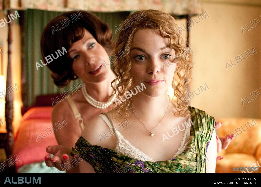 ALLISON JANNEY y EMMA STONE en CRIADAS Y SEÑORAS, 2011 (THE HELP), dirigida por TATE TAYLOR. Copyright DREAMWORKS PICTURES.