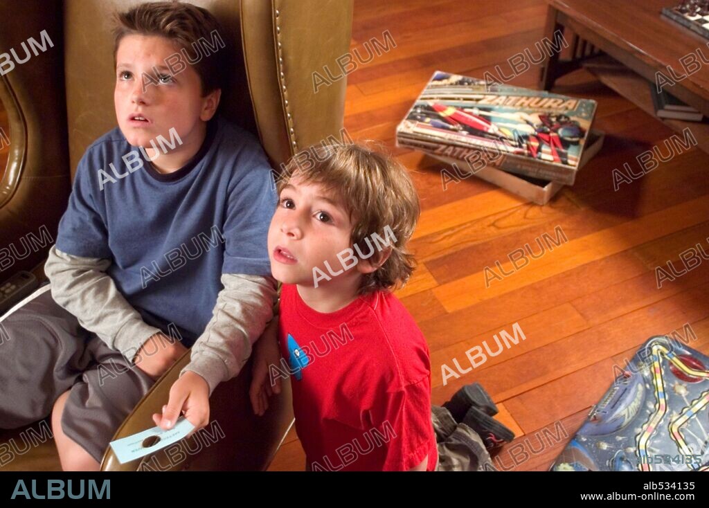JONAH BOBO and JOSH HUTCHERSON in ZATHURA, 2005, directed by JON FAVREAU. Copyright COLUMBIA PICTURES CORPORATION/RADAR FILM / MORTON, MERRICK.