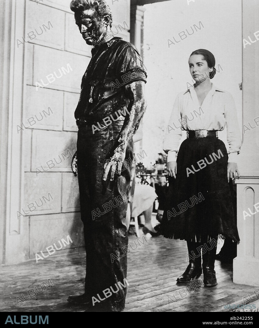 ELIZABETH TAYLOR and JAMES DEAN in GIANT, 1956, directed by GEORGE STEVENS. Copyright WARNER BROTHERS.