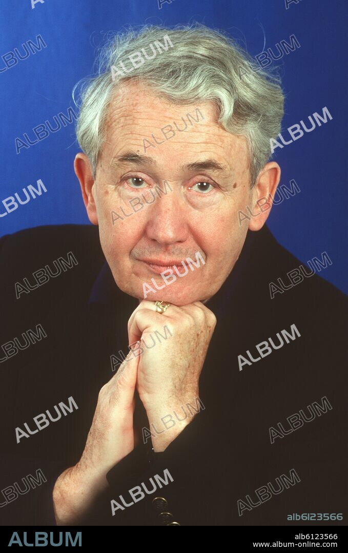 Der aus Irland stammende Schriftsteller Frank McCourt (Foto vom 4.10.1996) ist am 8.4.1997 für «Angela's Ashes» (Die Asche meiner Mutter) mit dem begehrten Pulitzer-Preis für die beste Biographie ausgezeichnet worden. Er hatte vorher bereits den Literaturpreis des National Book Critics Circle der USA gewonnen. Die deutschen Buchhändler hatten den Schriftsteller zum «Autor des Jahres 1996» gewählt\fs12\. \fs16\Die poetische Kindheitserinnerung an die Slums der irischen Stadt Limerick ist das Erstlingswerk des 66jährigen Autors, der 27 Jahre lang als Lehrer an einer High School in New York unterrichtet hatte. «Nach all den Jahren als Lehrer will man ein bißchen Anerkennung haben», sagte McCourt der «New York Times» vom 8.4.: «Niemand hat sich je um mich gekümmert. Dann schreibt man ein Buch, umd - Boom - steht man im Licht der Öffentlichkeit.». 04/10/1996
