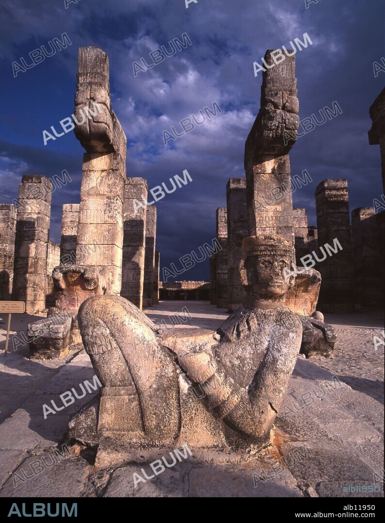 Mexico.Yucatan.Z.A. de Chichen Itza.Cultura Maya.Chac-mol en el Templo de los Guerreros .