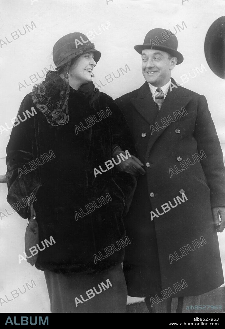Orig. bildtext... REPORT CARUSO'S WIDOW AND HUSBAND PARTED Friends in Paris claim that Capt. E.A. Ingram and his recent wife the former Mrs. Enrico Caruso have parted, it being rumored because of the British Captain's objections to the crudeness of America generally and to his wife's friends at Palm Beach where they have been hooneymooning, in particular. 4-27-24 Anm. Se även BCA054 D Ingram, 1893-1955, född Dorothy Benjamin, gift med Enrico Caruso 1918-1921. Arm i arm CD640 persons: DOROTHY INGRAM sites: USA.
