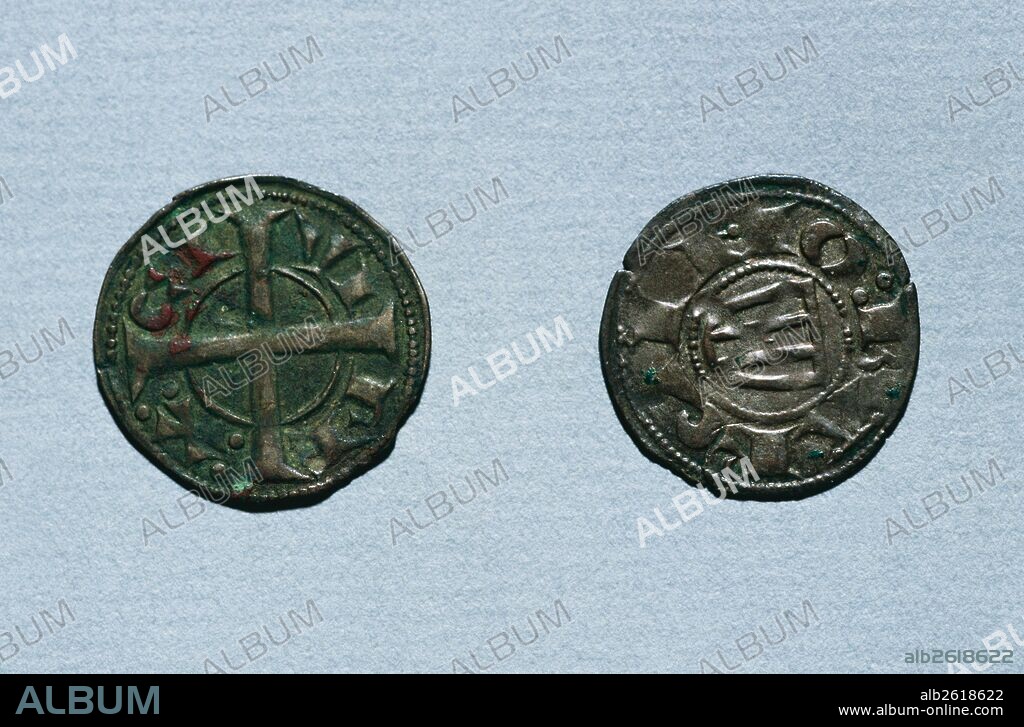 MONEDAS MEDIEVALES. Siglos XII-XIII. Izquierda: "DINER DE QUATERN". Acuñada en Barcelona. Reverso. Moneda utilizada en el reinado de ALFONSO I DE CATALUÑA "EL CASTO" (1162-1196). Derecha: "DINER DE DOBLENC". Acuñada en Barcelona. Reverso. Moneda utilizada en el reinado de JAIME I "EL CONQUISTADOR" (1218-1276). Institut Municipal de História de Barcelona. (Numismática). Cataluña.