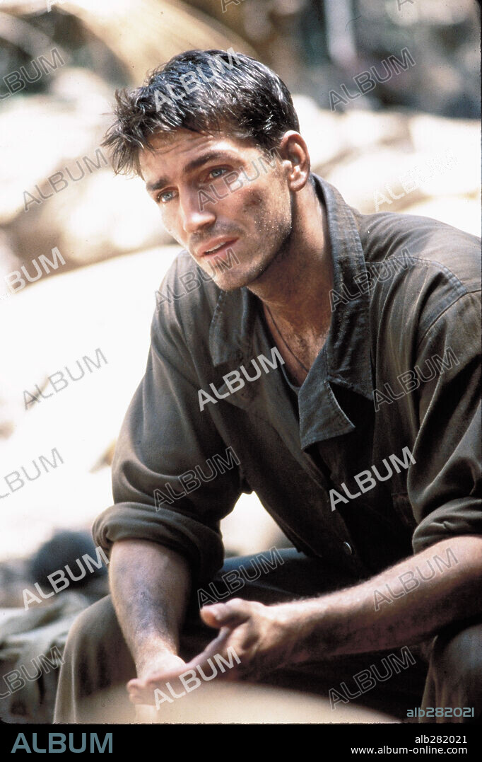JIM CAVIEZEL en LA DELGADA LÍNEA ROJA, 1998 (THE THIN RED LINE), dirigida por TERRENCE MALICK. Copyright 20TH CENTURY FOX.