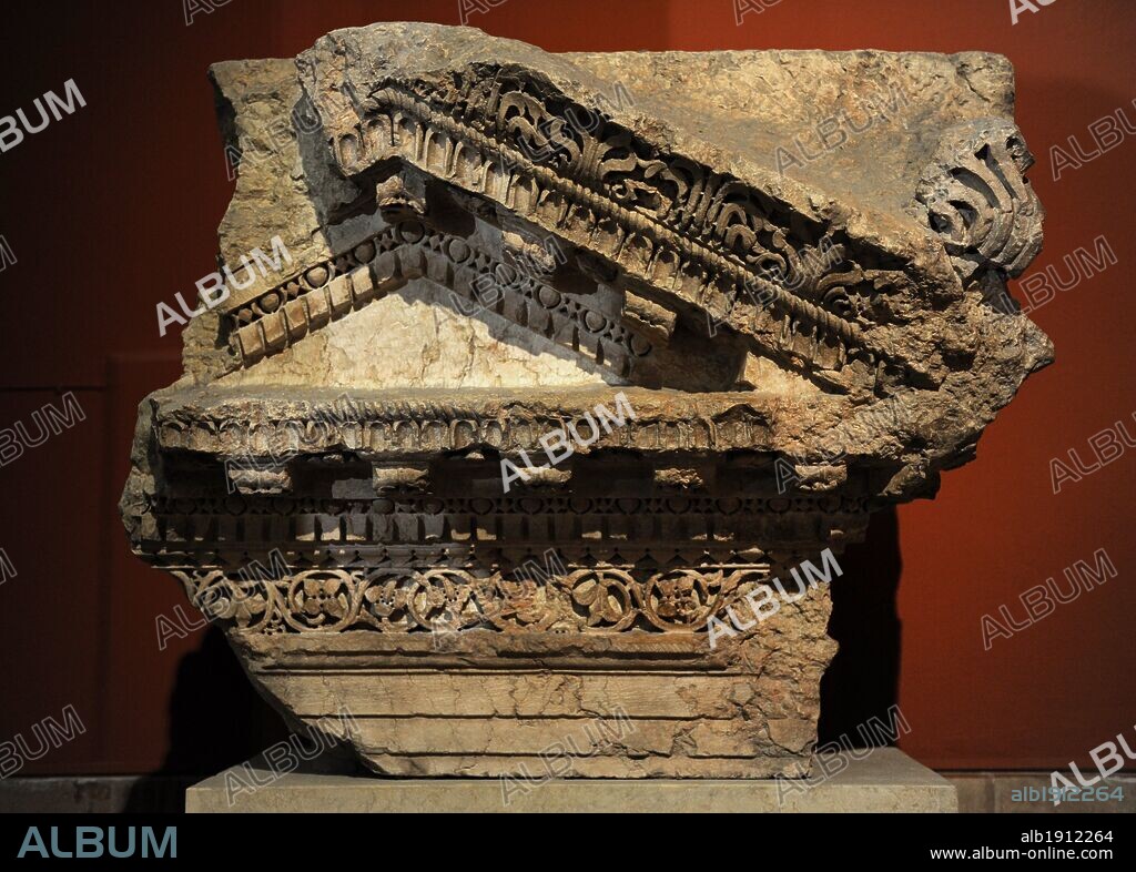 ARTE ROMANO. NORTE AFRICA. SANTUARIO DE JUPITER HELIOPOLITANO. Detalle arquitectónico decorado de la parte superior de un edículo o templete (tabernáculo) Piedra caliza. S. II d. C. Baalbek (actual Líbano). Museo de Pérgamo (Isla de los Museos). Berlín. Alemania. Europa.