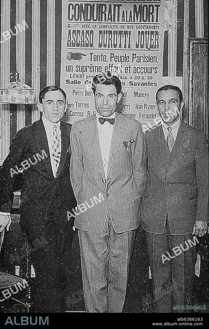 BUENAVENTURA DURRUTI ENTRE ASCASO Y JOVER, EN LA REDACCION DE LE LIBERTAIRE, POCOS DIAS DESPUES DE SU SALIDA DE LA CARCEL, 1926.