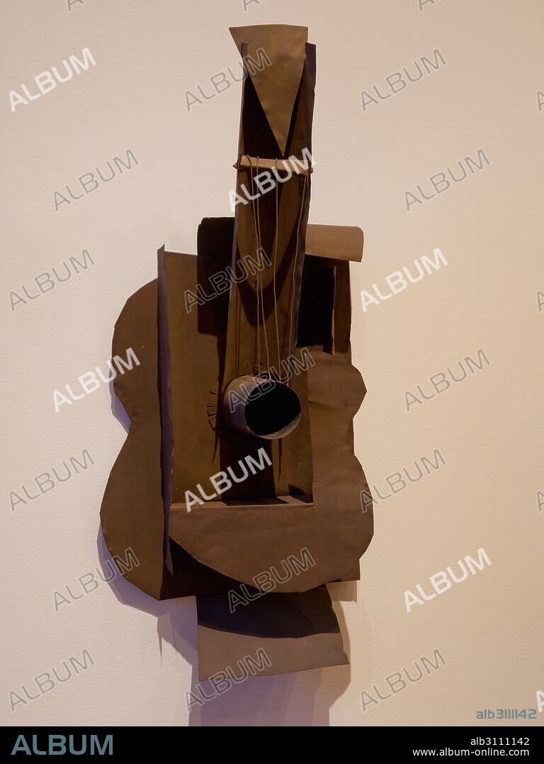 PABLO PICASSO. ESCULTURA DE GUITARRA (1912-14) DE PABLO RUIZ PICASSO.