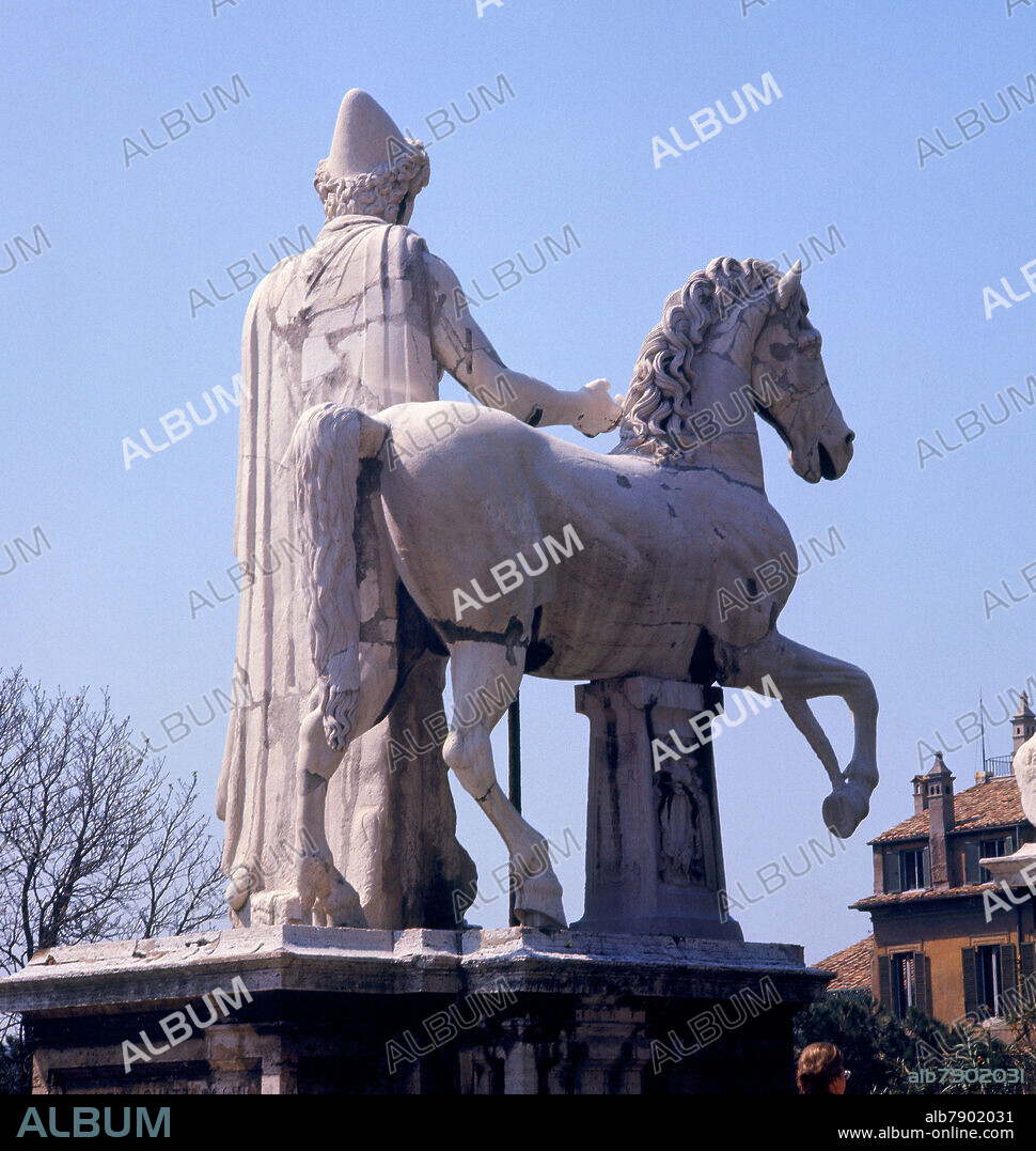 DETALLE DE LA ESCULTURA DE CASTOR QUE CORONA LA CORDONATA CAPITOLINA - FOTO AÑOS 60.