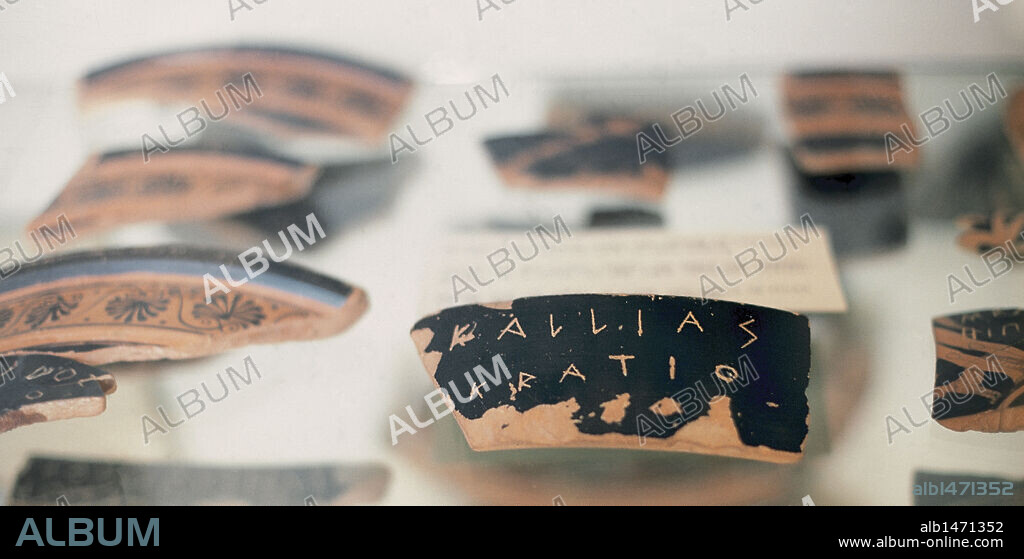 ARTE GRIEGO. GRECIA. Detalle de un OSTRACON u OSTRACA. Fragmento de cerámica u otro material similar que en la antigüedad era aprovechado para escribir sobre él. Museo Arqueológico. Atenas.
