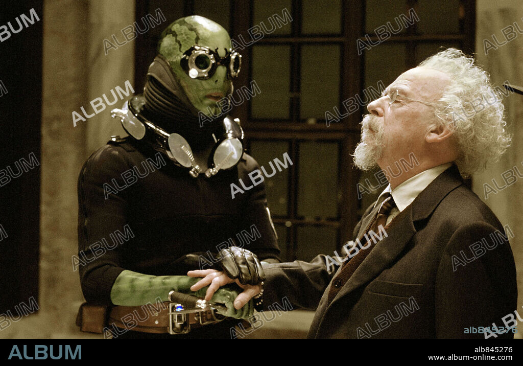 DOUG JONES and JOHN HURT in HELLBOY, 2004, directed by GUILLERMO DEL TORO. Copyright COLUMBIA PICTURES / ENDRENYI, EGON.