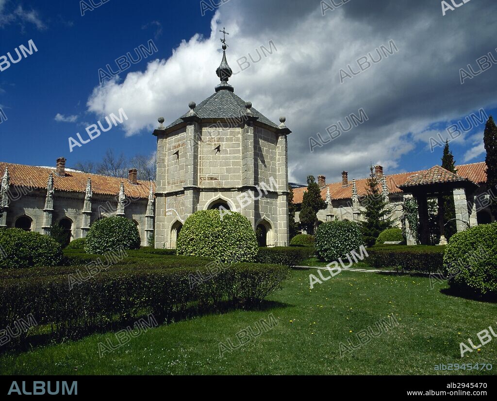COMUNIDAD DE MADRID. RASCAFRIA. Vista del CLAUSTRO de la iglesia del MONASTERIO DE SANTA MARIA DEL PAULAR, fundado por Juan I de Castilla en el año 1390. En el centro tiene un templete con un reloj de sol. España.