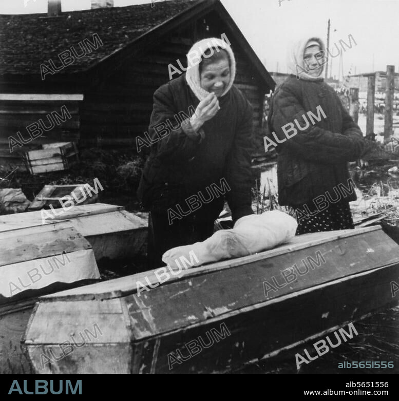 WWII / Russia 1941-45:. Siege of Leningrad by the North German army, winter 1941/42. In the cemetery in Leningrad, two women mourning the shrouded corpse of a child that died of starvation. Photo, undated.