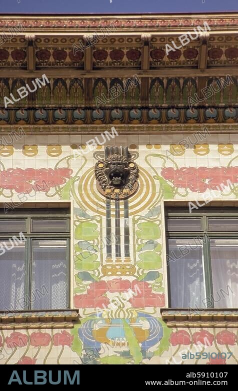 Wien (Österreich), 6. Bezirk sog. "Majolikahaus", Linke Wienzeile 40. (erb. 1898-99; Arch.: Otto Wagner; Fassade mit polychromen Keramikfliesen nach Entwurf von Alois Ludwig). Teilansicht der Fassade. Foto, undat.