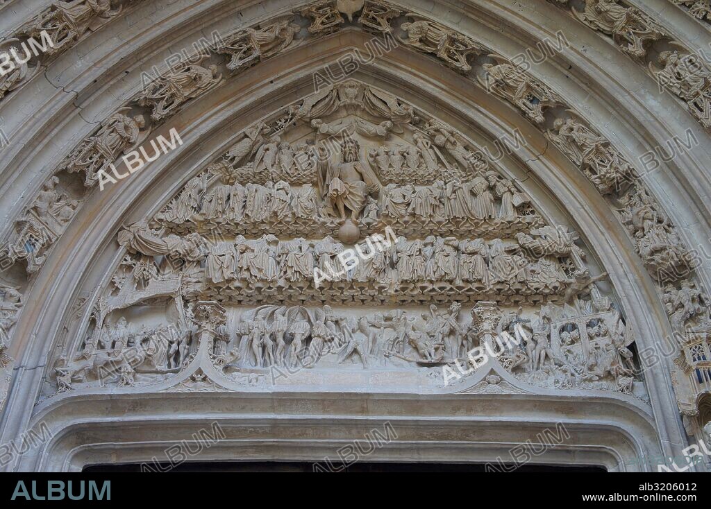 IGLESIA DE SAINT MACLOU. DETALLES DE LOS RELIEVES DE LA PORTADA.  ROUEN, FRANCIA.
