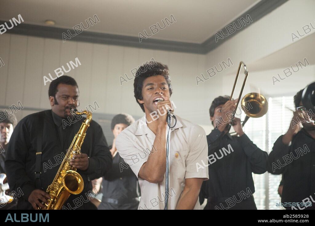 CHADWICK BOSEMAN en I FEEL GOOD: LA HISTORIA DE JAMES BROWN, 2014 (GET ON UP), dirigida por TATE TAYLOR. Copyright IMAGINE ENTERTAINEMT/JAGGED FILMS/WYOLAH FILMS.