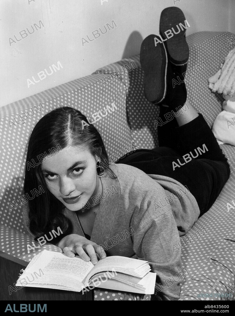 19531008 - Skådespelerskan Lissi Alandh ligger i en soffa och läser Foto: Olle Wester Kod: 44 COPYRIGHT SCANPIX SWEDEN.