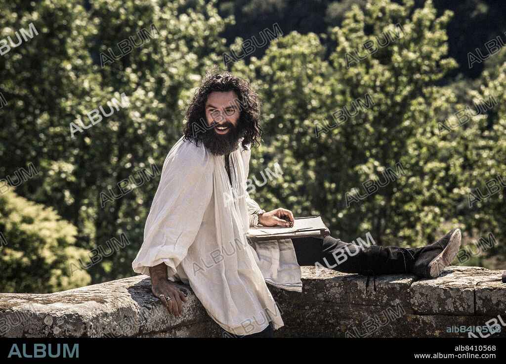 LEONARDO DA VINCI y AIDAN TURNER. AIDAN TURNER en LEONARDO, 2021, dirigida por FRANK SPOTNITZ y STEVE THOMPSON. Copyright Lux Vide / RAI Cinema.