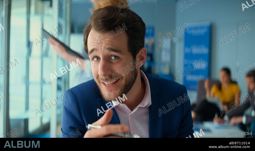 BERTRAND USCLAT dans JUMEAUX MAIS PAS TROP, 2022, réalisé par OLIVIER DUCRAY et WILFRIED MEANCE. Copyright Nac Films.