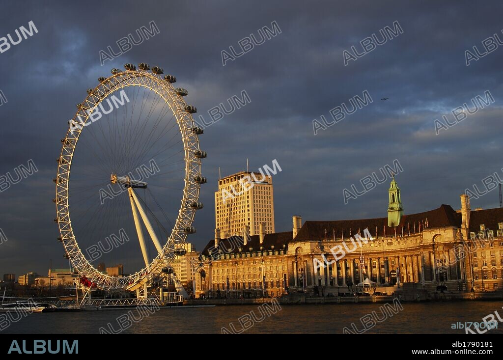 REINO UNIDO. LONDRES. Vista de la NORIA DEL MILENIO (LONDON EYE) a orillas del rio Tamesis. Inglaterra.