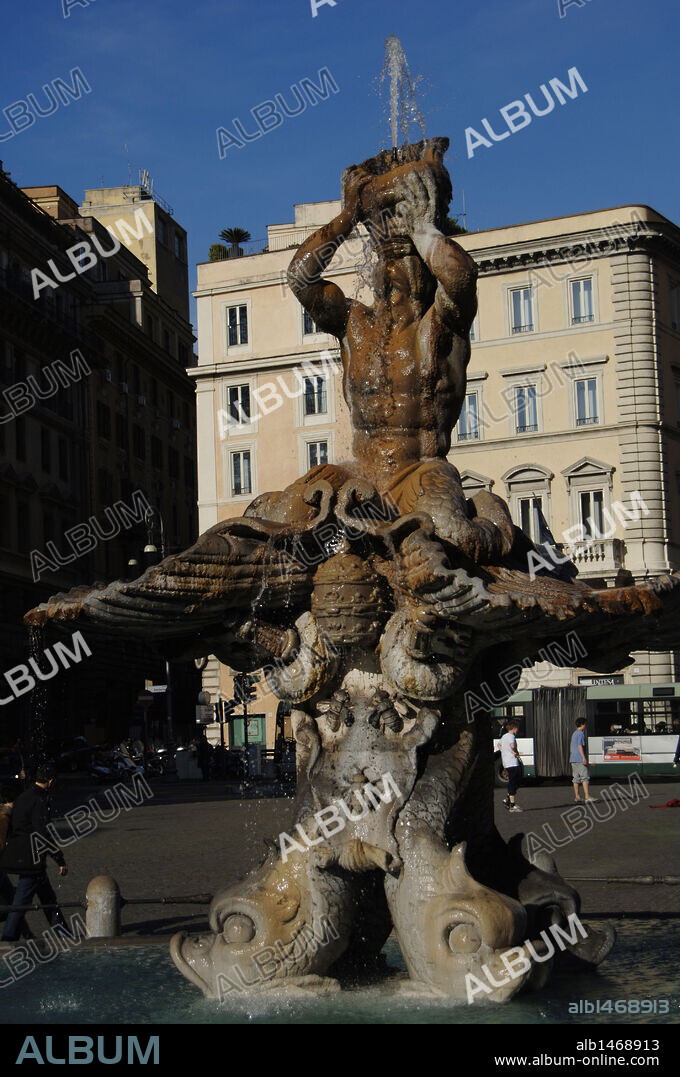 ARTE BARROCO. ITALIA. BERNINI, Gian Lorenzo (1598-1689). Escultor italiano. "FUENTE DEL TRITON" (FONTANA DEL TRITONE), realizada en mármol travertino entre el 1642 y 1643. Plaza Barberini. ROMA.