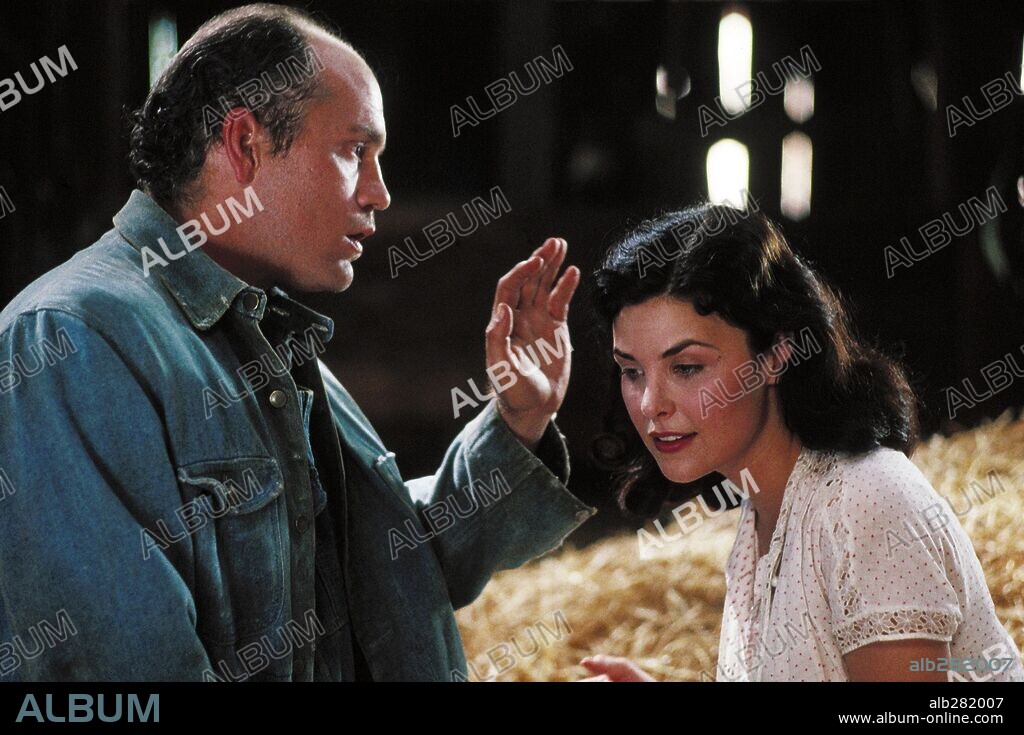 JOHN MALKOVICH and SHERILYN FENN in OF MICE AND MEN, 1992, directed by GARY SINISE. Copyright M.G.M.