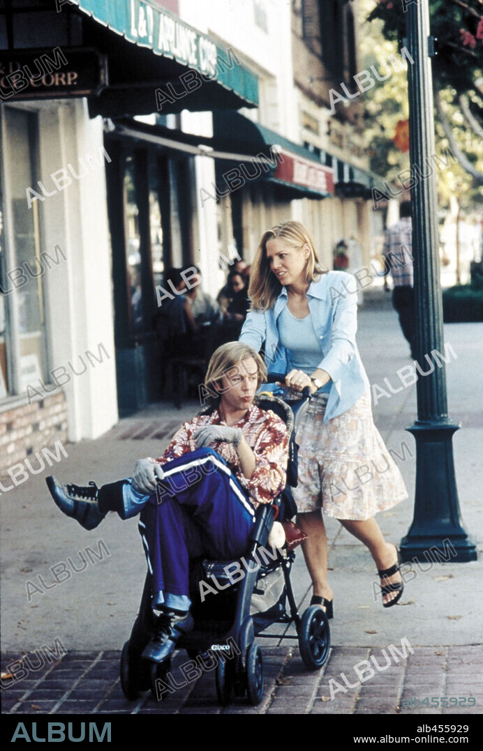 DAVID SPADE and MARY McCORMACK in DICKIE ROBERTS: FORMER CHILD STAR, 2003, directed by SAM WEISMAN. Copyright TM/PARAMOUNT PICTURES / EMERSON, SAM.