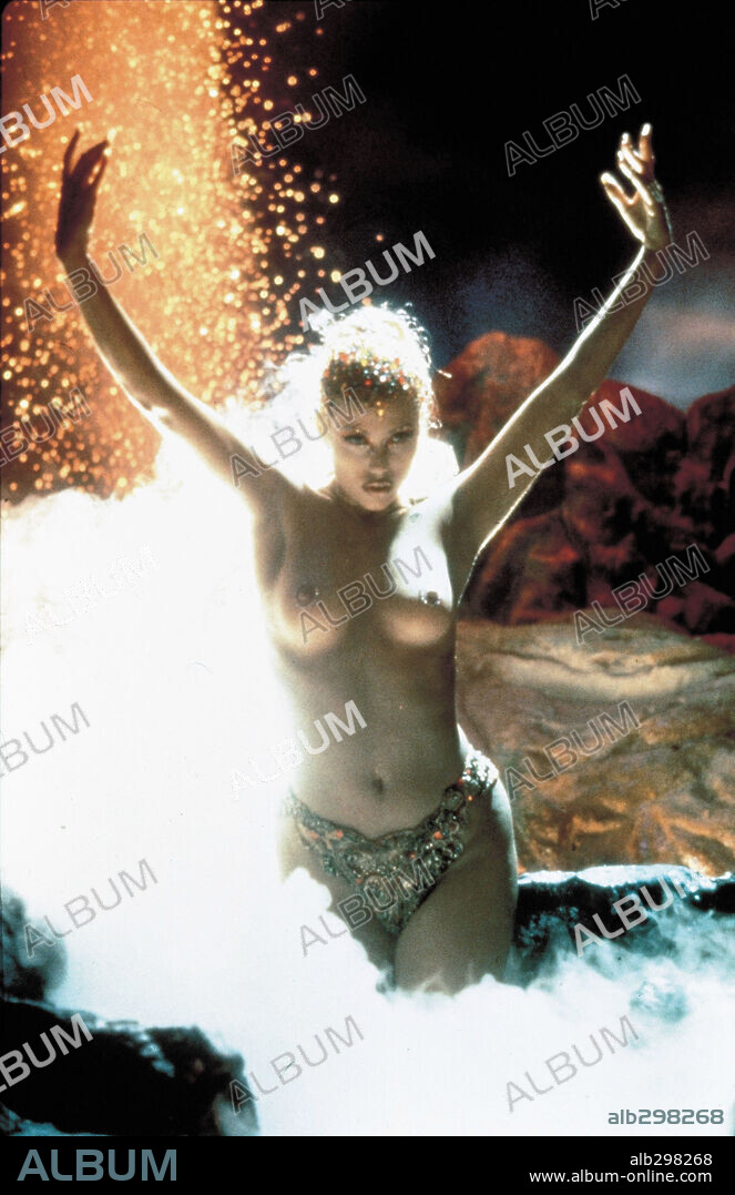 ELIZABETH BERKLEY in SHOWGIRLS, 1995, unter der Regie von PAUL VERHOEVEN. Copyright CHARGEURS / CLOSE, MURRAY.