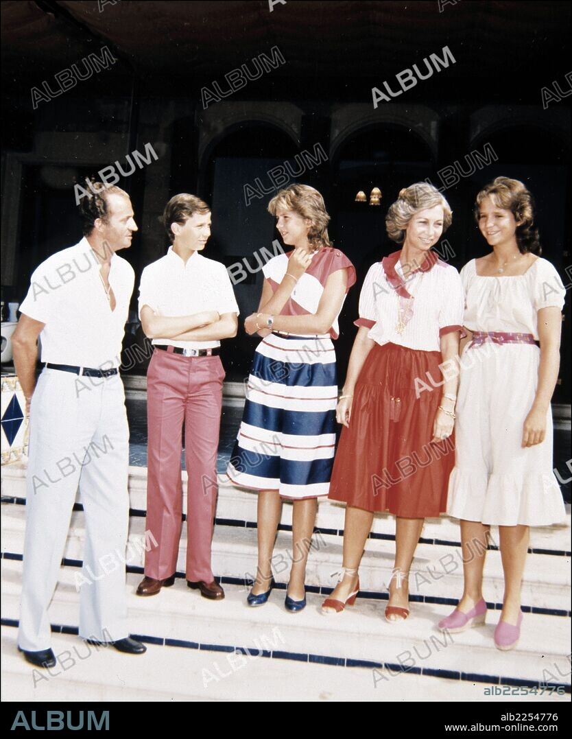 JUAN CARLOS I. REY DE ESPAÑA. ROMA 1938-. LA FAMILIA REAL POSANDO EN LAS ESCALERAS DEL PALACIO MARIVENT. PALMA DE MALLORCA. JUAN CARLOS I , SOFIA DE GRECIA , FELIPE DE BORBON , ELENA DE BORBON , CRISTINA DE BORBON.