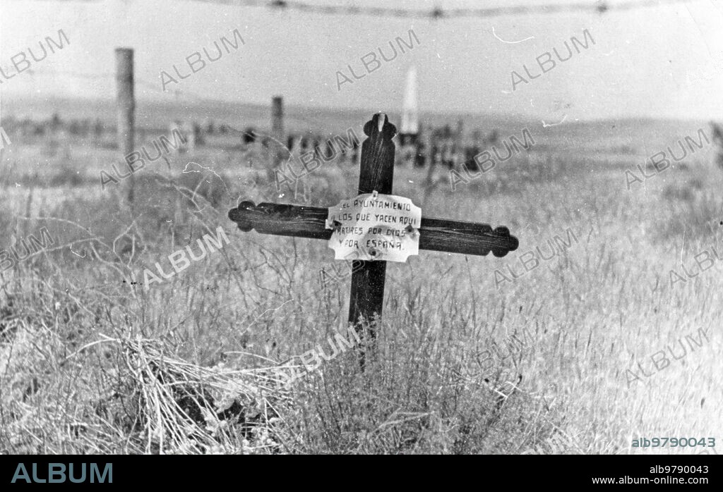 Mayo 1939. Una de las Seiscientas Cruces que Cubren los Campos de Paracuellos del Jarama - Foto: J. Luis Pérez de Rozas.