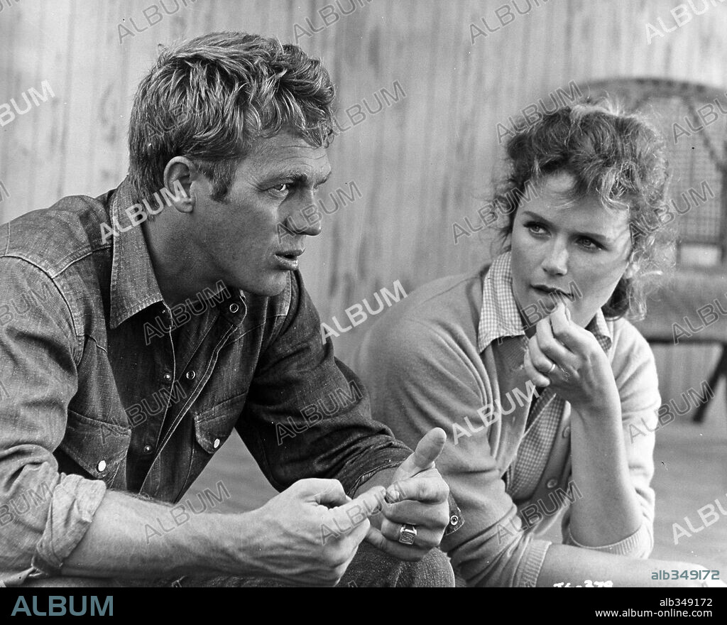 LEE REMICK y STEVE MCQUEEN en LA ÚLTIMA TENTATIVA, 1965 (BABY, THE RAIN MUST FALL), dirigida por ROBERT MULLIGAN. Copyright COLUMBIA PICTURES.