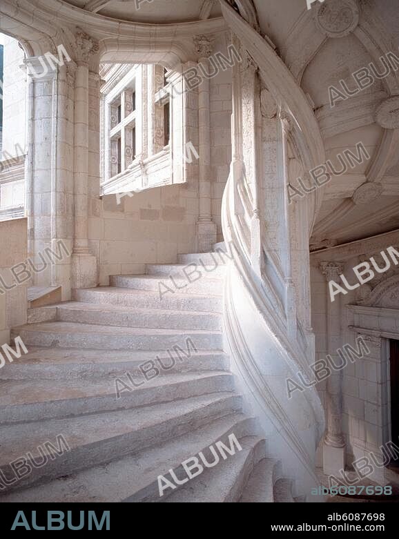 Blois (Loir-et-Cher), château, aile François Ier (aile nord ; constr. 1515-1525), escalier de tourelle (ouvert sur la cour, décoré avec les armoiries de François Ier et de son épouse Claude). Vue intérieure.