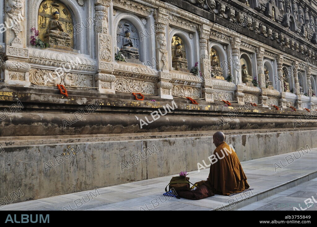 Monk, Mahabodhi Temple, UNESCO World Heritage Site, Bodh Gaya (Bodhgaya), Gaya District, Bihar, India, Asia.