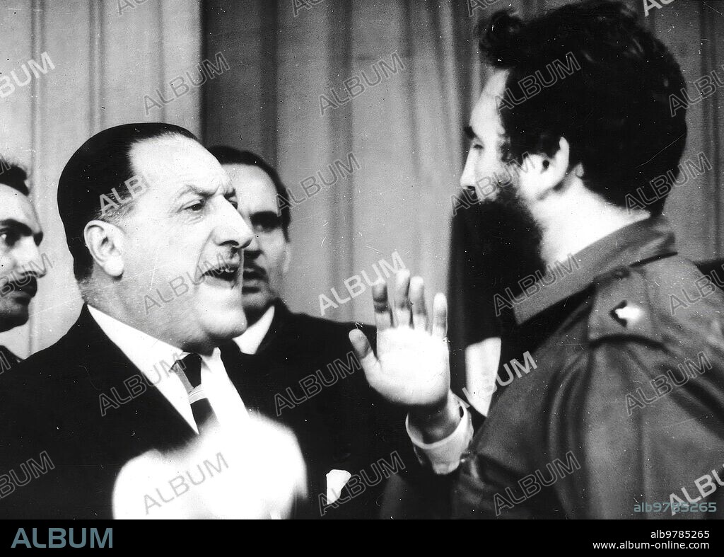 Cuba, 21/01/1960. Incidente en la televisión cubana. El embajador español desmiente las afirmaciones de Castro en el mismo estudio de televisión. En la imagen, podemos ver la entrada del embajador de España en la televisión cubana. El señor Lojendio, que lo escuchaba desde su domicilio, acudió al estudio para rebatir firme y resultamente las afirmaciones de Fidel Castro.