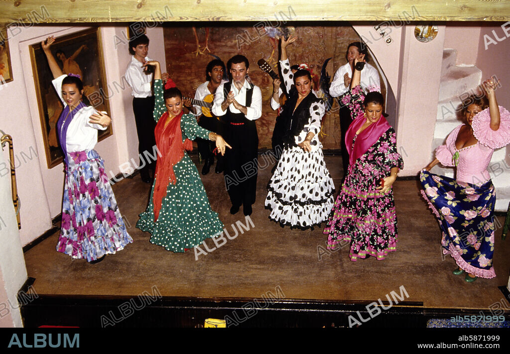 Tablao "Los Gallos" (grupo flamenco); espectáculo de música y baile andaluces.