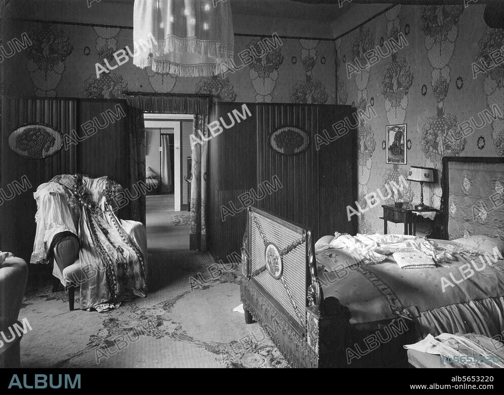 Home:. Bedroom. A bedroom designed by Rudolf Alexander Schröder, 1909. Photo.