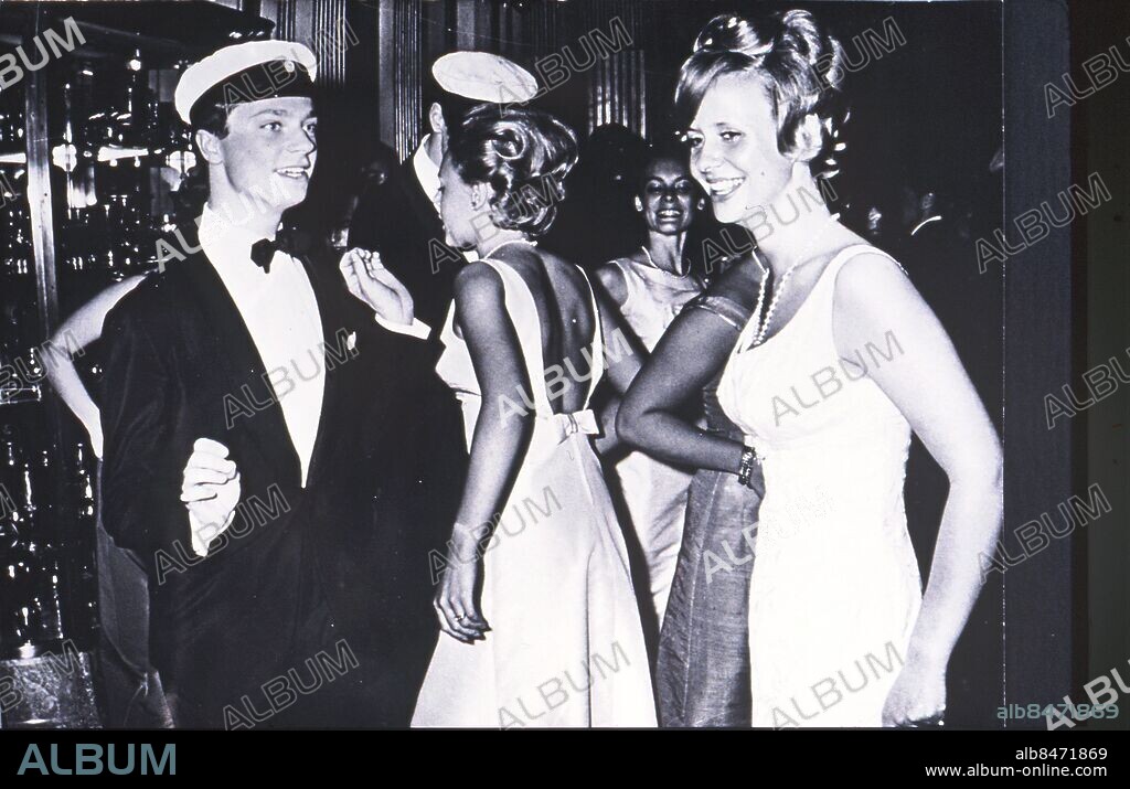 STOCKHOLM 19660422. Sveriges kronprins Carl Gustaf firar sin studentexamen med sina skolkamrater vid ett studentparty på kungliga slottet i Stockholm 22:a april 1966.. Foto: Pressens Bild / SCANPIX / Kod: 190. ----------------------------------------------------------------. FILE 19660422. Sweden's Crown Prince Carl Gustaf celebrates his graduation with his schoolmates during a student party at the royal palace in Stockholm, Sweden April 22, 1966.. Photo: Pressens Bild / SCANPIX SWEDEN / Code: 190. *** Local Caption *** 00153281.