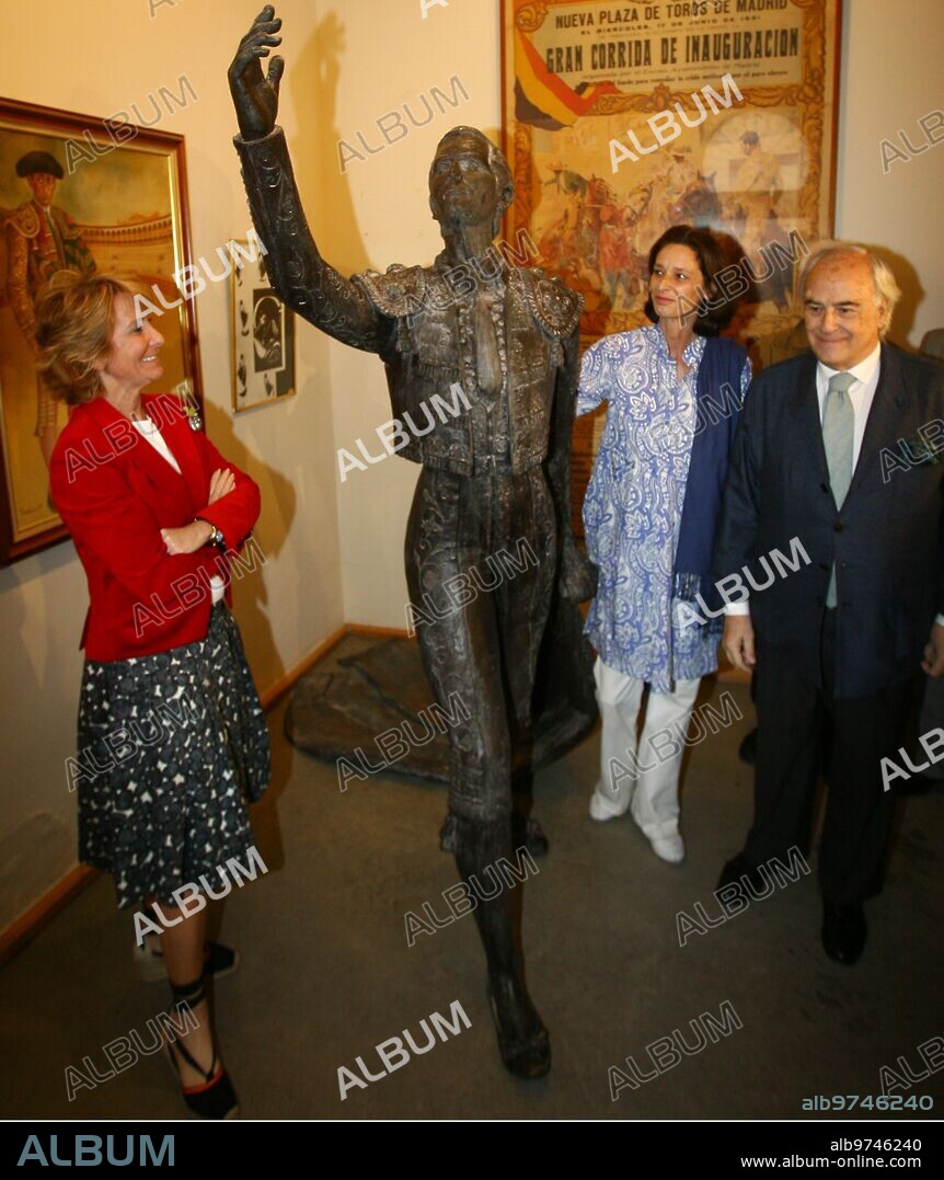 Madrid 08-05-2008 Presentacion de una estatua de Luis Miguel Dominguin el el museo taurino de la plaza de las Ventas  A la que ha asistido Esperanza Aguiirre junto A Paola Dominguin foto Jaime Garcia  Archdc.