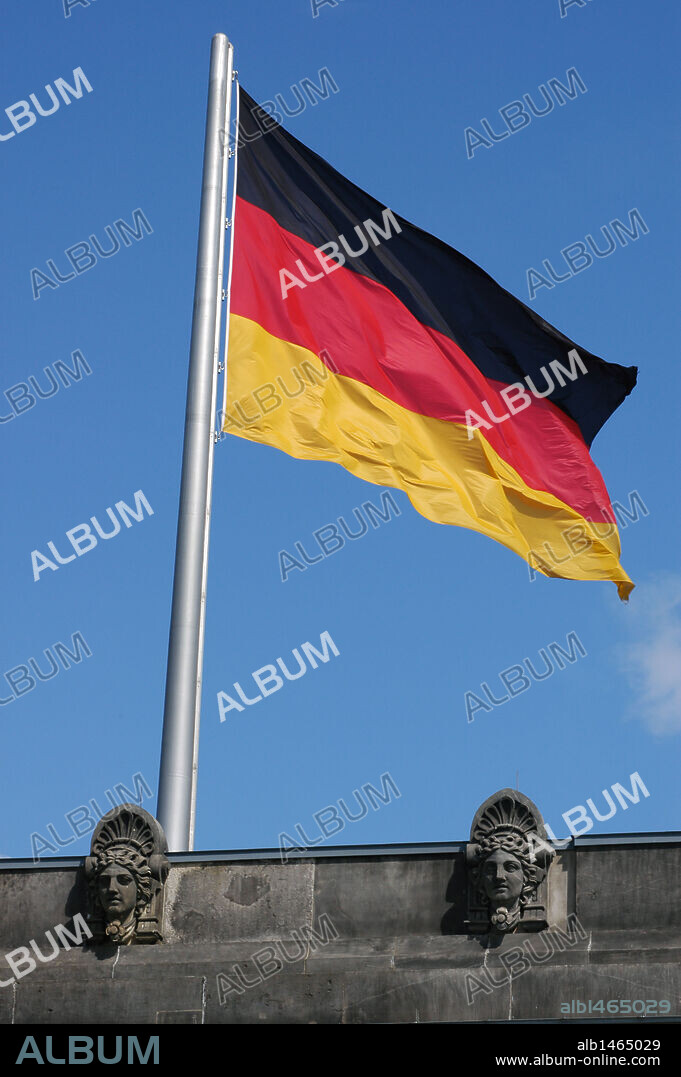 BANDERA ALEMANA ondeando en el exterior del PARLAMENTO ALEMAN (REICHSTAG). Berlín. Alemania.