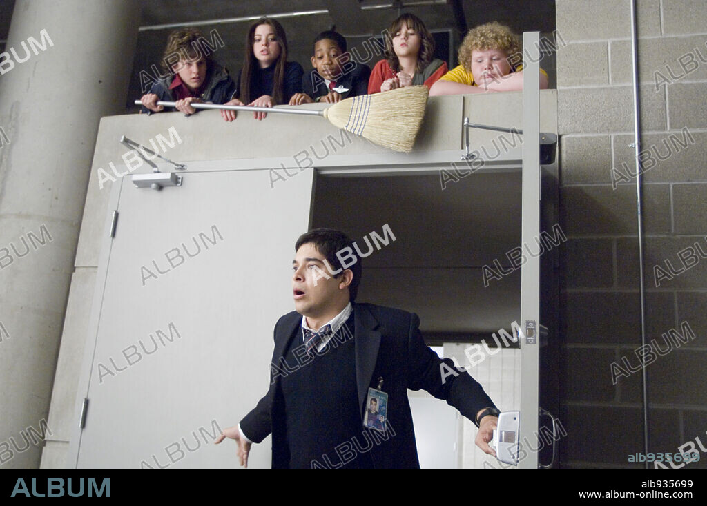BRETT KELLY, DYLLAN CHRISTOPHER, GINA MANTEGNA, QUINN SHEPARD and TYLER JAMES WILLIAMS in UNACCOMPANIED MINORS, 2006, directed by PAUL FEIG. Copyright WARNER BROS PICTURES/DONNERS' COMPANY/VILLAGE ROADSHOW PICTU / BRAMLEY, JOHN.