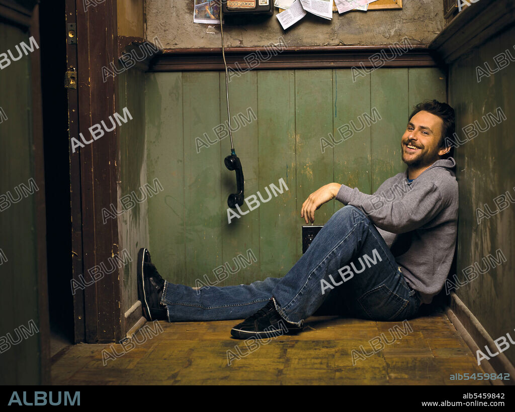 CHARLIE DAY en COLGADOS EN FILADELFIA, 2005 (IT'S ALWAYS SUNNY IN PHILADELPHIA), dirigida por GLENN HOWERTON y ROB MCELHENNEY. Copyright FX PRODUCTIONS.