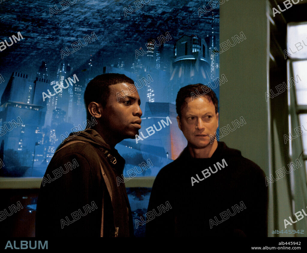GARY SINISE y MEKHI PHIFER en INFILTRADO, 2001 (IMPOSTOR), dirigida por GARY FLEDER. Copyright MIRAMAX INT/DIMENSION FILMS.